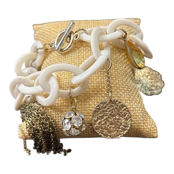 Charm Bracelet, funky & chunky! White plastic large links adorned w/charms JB2 - Picture 1 of 7